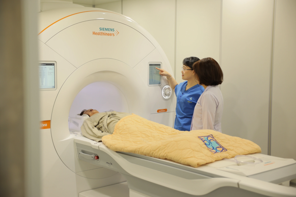 Việc triển khai hệ thống cộng hưởng từ 1.5T cao cấp đã giúp giải quyết nhu cầu của người bệnh khi đến thăm khám, điều trị nhanh hơn nhiều (hơn 1.5 lần) so với trước đây